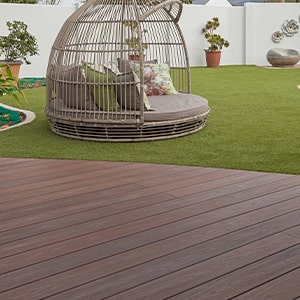 Aplicación de Pisos deck en jardín