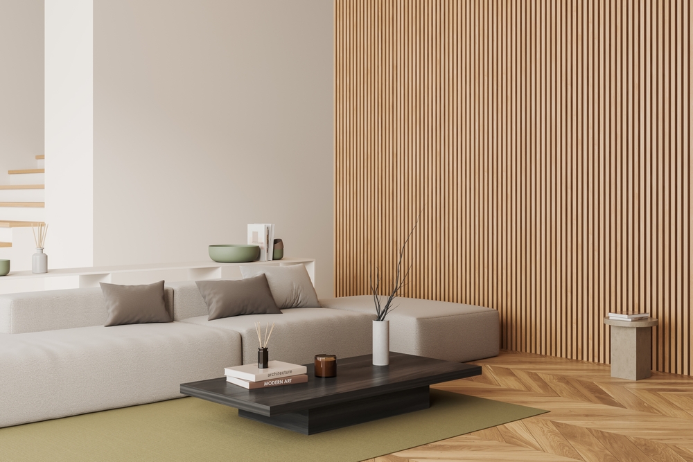 Sala moderna con lambrín tipo madera en pared y diseño interior minimalista.