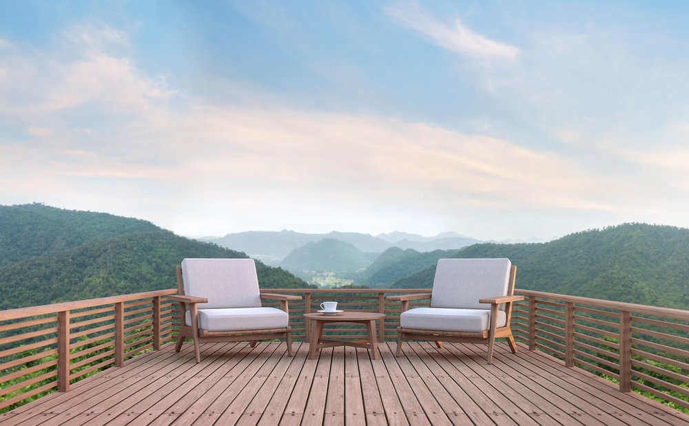 Detalle de piso deck en terraza exterior, ideal para remodelaciones de verano.