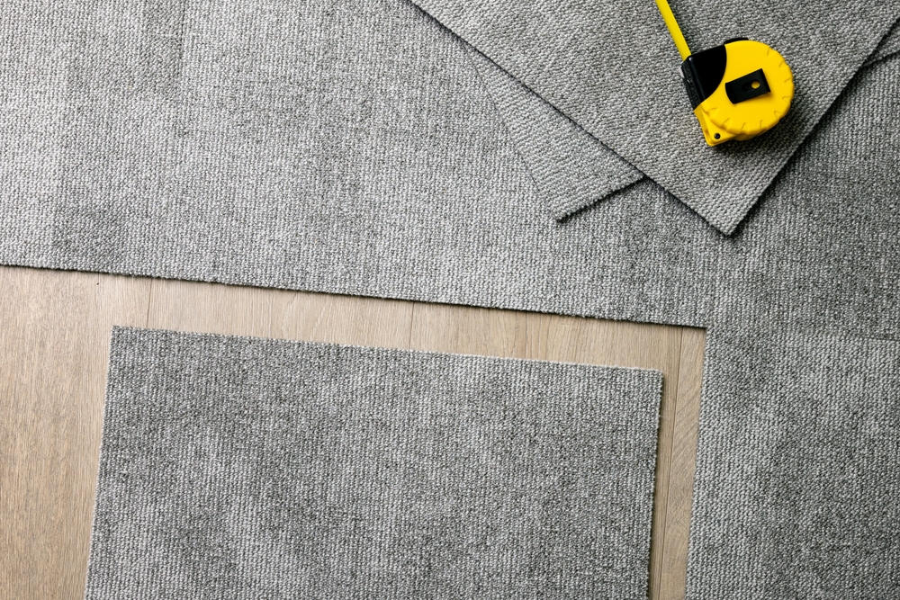 Muestras de alfombras modulares para oficinas con diferentes texturas y acabados.