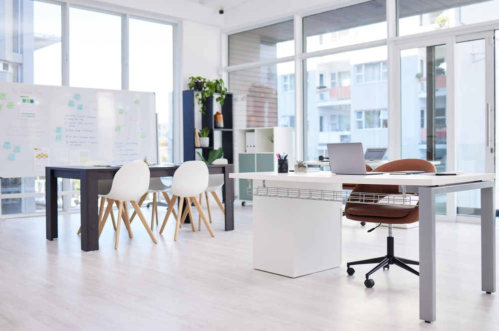 Pisos vinílicos instalados en área de trabajo corporativa, ideales para alto tráfico.