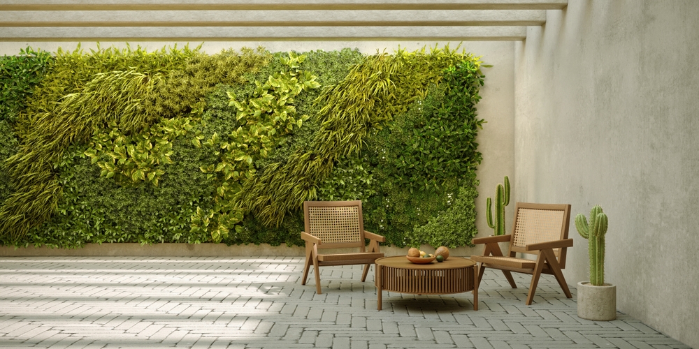 Instalación de muro verde artificial en terraza moderna, diseñada para aportar textura, frescura y equilibrio visual a espacios contemporáneos.