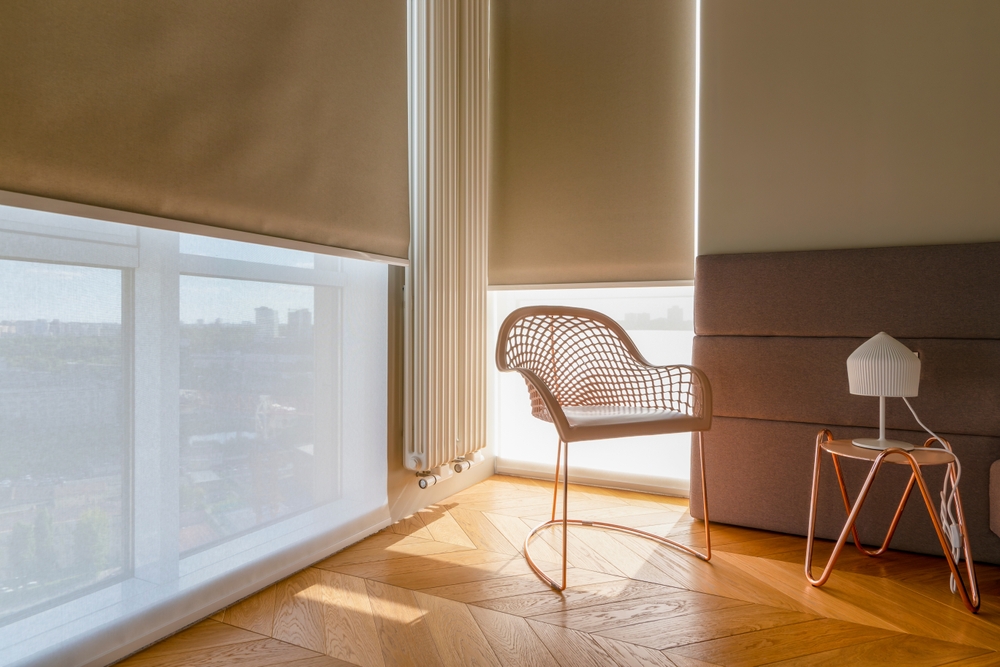 Persianas modernas combinadas con la decoración de interiores en diferentes espacios del hogar.