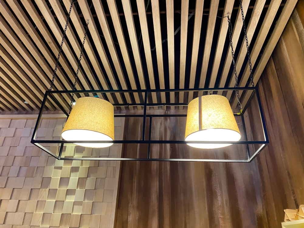 Lambrín en plafón con acabado tipo madera para diseño de interiores modernos.