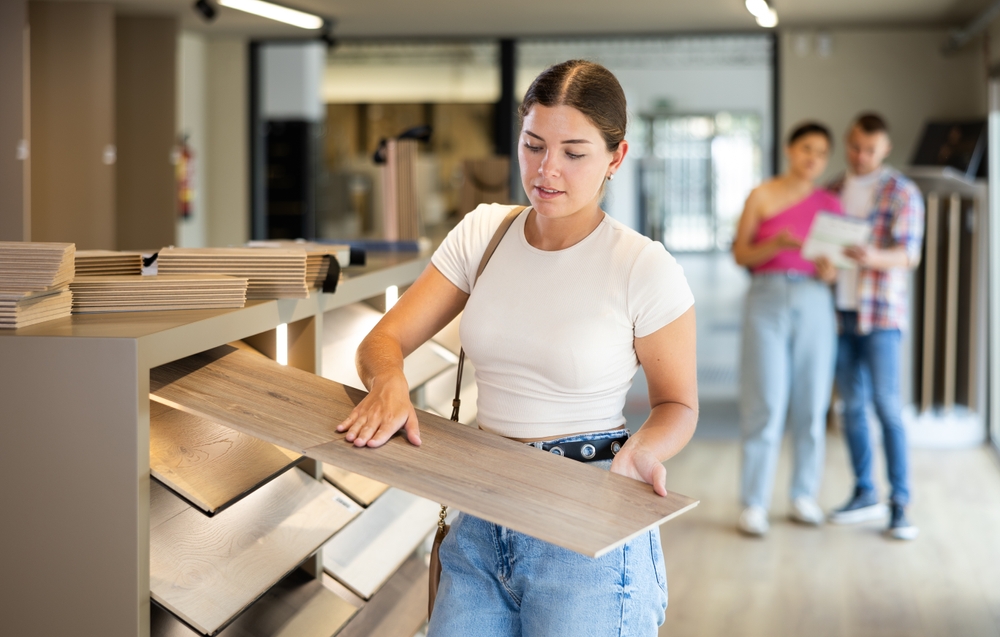 Piso laminado con acabado tipo madera