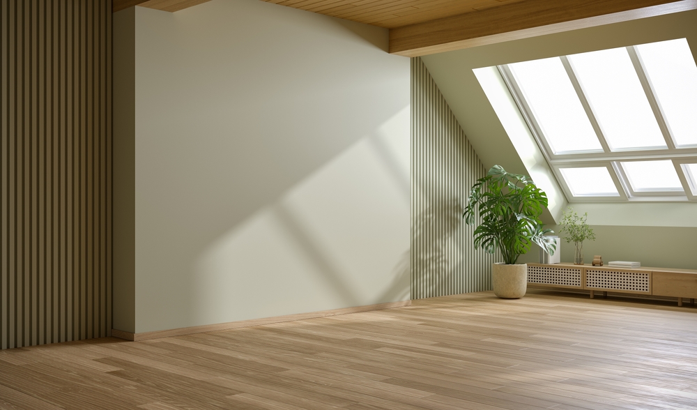 Piso de madera en sala moderna con muebles protegidos con almohadillas de fieltro