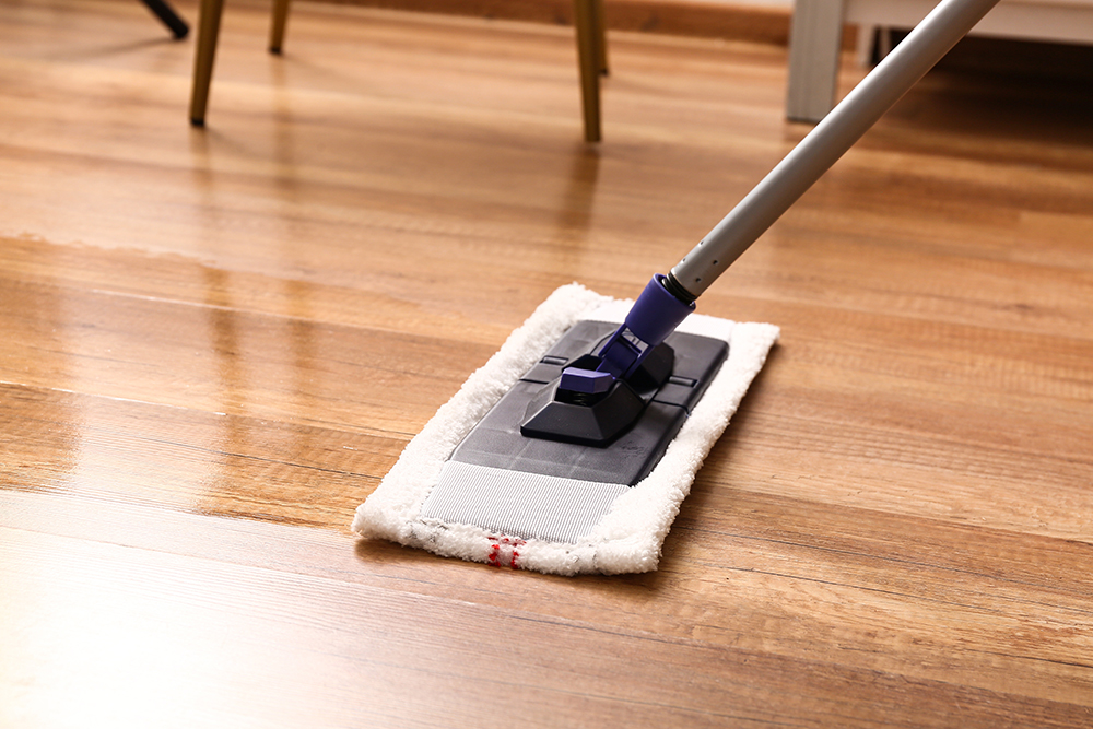 Consejos de mantenimiento de pisos laminados: uso de trapeador suave para evitar daños